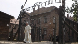 Papa Francisc, într-o vizită istorică la Auschwitz