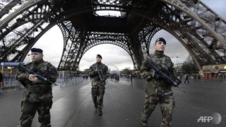 Paradox în Franţa: buget mic pentru armată, dar s-a votat legea privind combaterea terorismului