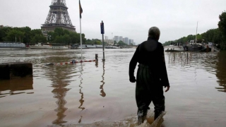 Ploaia torenţială a „terorizat“ Parisul. Metroul, inundat