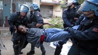 Polițiști italieni acuzați de torturarea unor imigranți