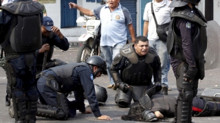 Poliţist împuşcat mortal în Venezuela