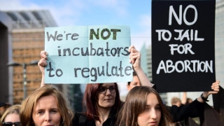 Polonezele răsuflă ușurate: Guvernul nu adoptă proiectul de lege pentru interzicerea completă a avortului