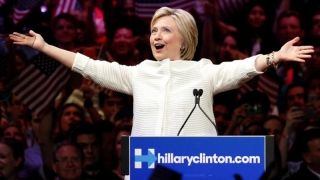 Prafuri, acuzații și scurgeri de informații în tabăra lui Hillary Clinton