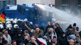 Proteste violente marca Pegida faţă de agresiunile din Koln. Poliţia a intervenit în forţă!