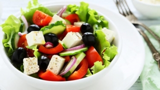 Reţetă pentru zilele caniculare! Cum pregăteşti salata grecească!