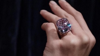 Se vinde cel mai mare diamant roz din lume