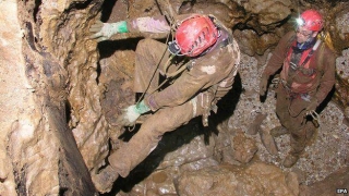 Speologi spanioli blocaţi într-o peşteră din Franţa