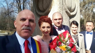 Stupid de România...! Primăria Târgu Jiu oficiază căsătorii la un monument funerar: Poarta Sărutului!