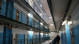 Supraveghetori de la o închisoare din Franţa, băgați în spital de un deţinut