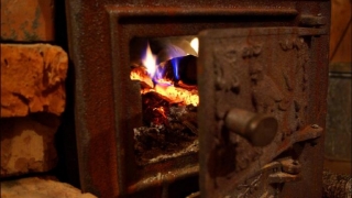 Te încălzești cu lemne de foc sau energie electrică? Ce beneficii ai putea avea
