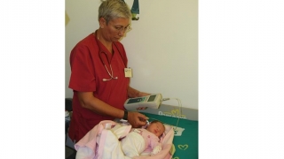 Toţi nou-născuţii vor fi testaţi auditiv în spitale şi maternităţi