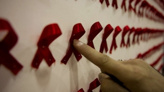Tratamentele împotriva HIV funcţionează şi nu prea...