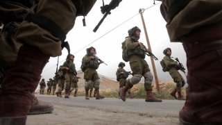 Trei soldați israelieni răniți, atacatorul - ucis