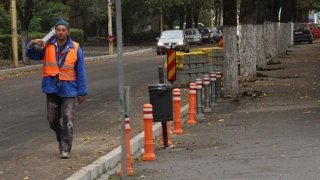 Trotuarele de pe strada Traian, asfaltate după principiul „Munca-n zadar“