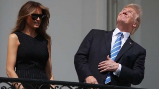 Trump a urmărit eclipsa fără ochelari şi a fost aspru criticat pe Twitter