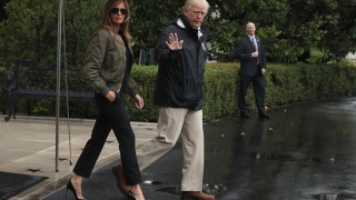 Cum s-a îmbrăcat Melania Trump „de inundaţii”? Tocuri cui și ochelari de aviator
