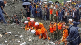 Un bebeluş a presimţit catastrofa! Alunecarea de teren din China a îngropat peste 100 de oameni