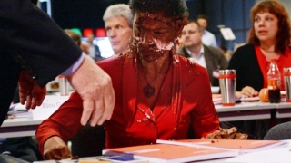 Un lider al opoziţiei germane a primit un tort în faţă, pentru politica sa anti-imigraţie