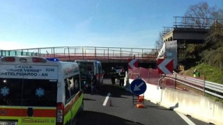 Un pod s-a prăbuşit pe o autostradă din Italia. Morţi şi maşini distruse