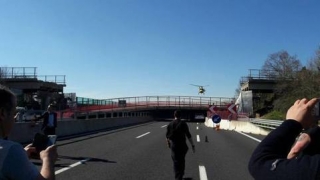 Doi români, răniţi în urma prăbuşirii podului pe o autostradă din Italia