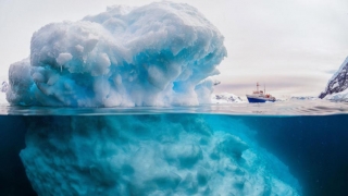 Unul dintre cele mai mari aisberguri văzute vreodată, pe cale de a se desprinde de Antarctica