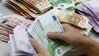 Leul se apreciază cu aproape doi bani în faţa euro