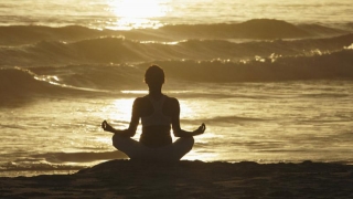 Vacanțele asociate cu meditația și yoga pot crește speranța de viață