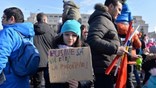 Zeci de reclamaţii privind prezenţa copiilor la protestele din Piaţa Victoriei