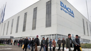 Angajații de la Dacia, nemulțumiți de condițiile în care fac naveta