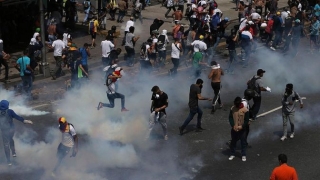 Cel puțin 100 de persoane, rănite în noi proteste împotriva președintelui Venezuelei