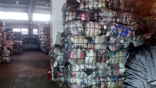 500 tone de deșeuri din haine second-hand, descoperite în urma unor percheziții