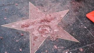Bărbatul care a distrus steaua lui Trump de pe bulevardul celebrităților, acuzat de vandalism