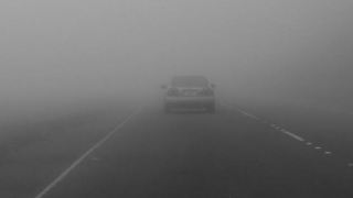 Circulație îngreunată de ceață densă pe drumurile din mai multe județe