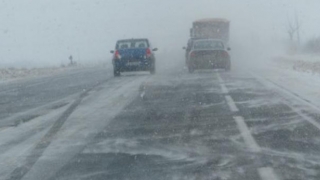 ALERTĂ: Ninsori, viscol şi drumuri închise lângă graniţele României