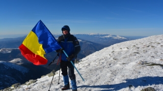 De Ziua Națională, drapelul României este arborat pe vârful Parângul Mare