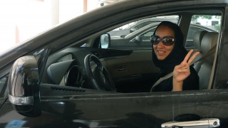 După decenii! Femeile din Arabia Saudită pot conduce o maşină