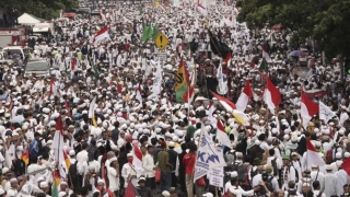 Mii de musulmani indonezieni manifestează contra guvernatorului creștin al capitalei