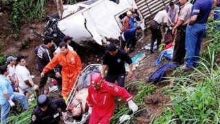 Zeci de morți într-un triplu accident rutier în Ecuador