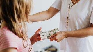 Warren Buffett: Greșeli facute de părinții atunci când îi învață pe copii despre bani