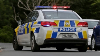 Trei români, arestaţi în Auckland pentru că au folosit carduri false