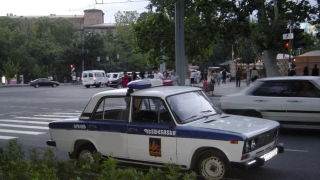 Indivizi înarmați care au ocupat o secție de poliție din Erevan cer demisia guvernului armean