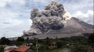 Sute de turiști în pericol din cauza erupţiei unui vulcan! Vezi unde!