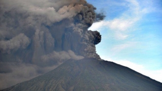 Un vulcan din Indonezia a erupt pe neaşteptate!