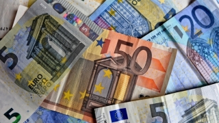 Maxim istoric pentru euro: 4 lei şi 97 de bani