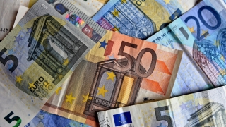 Euro continuă să crească și atinge un nou nivel maxim în raport cu leul