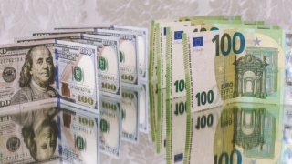 Dolarul american îşi menţine aprecierea în faţa monedei europene