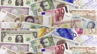 Euro și lira sterlină scad în raport cu dolarul