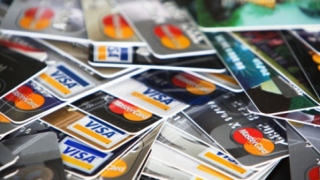 Șapte membri ai unei grupări infracționale specializate în falsificarea de carduri bancare, reținuți