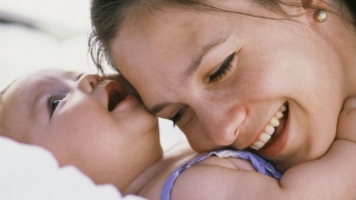 Vârsta la care femeile dau naștere primului copil le poate influența longevitatea