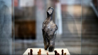 Statuie enigmatică, veche de circa 7.000 de ani, găsită într-o magazie de muzeu